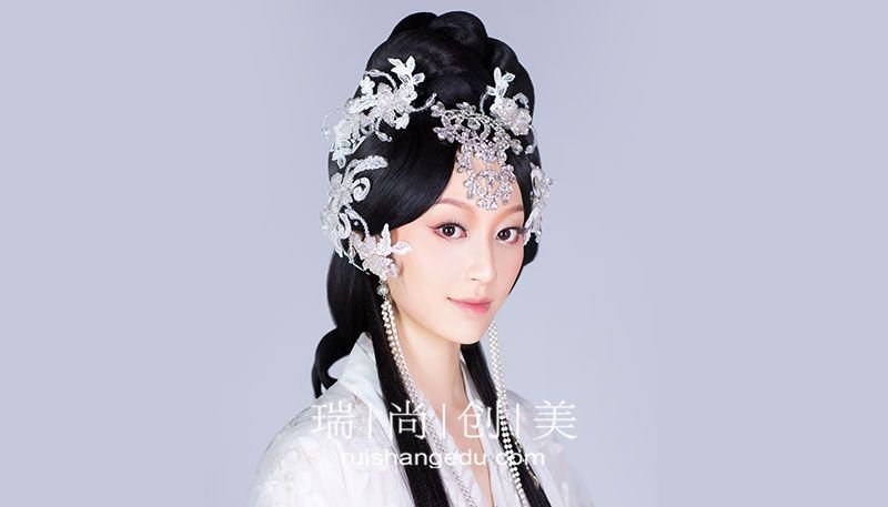 化妝的前景怎么樣呢？還有考慮畢業(yè)以后能不能找到工作嗎