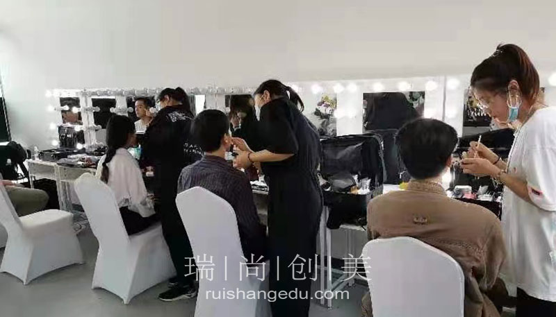 影視化妝師在劇組要會(huì)什么？除了劇組還能去哪里工作？