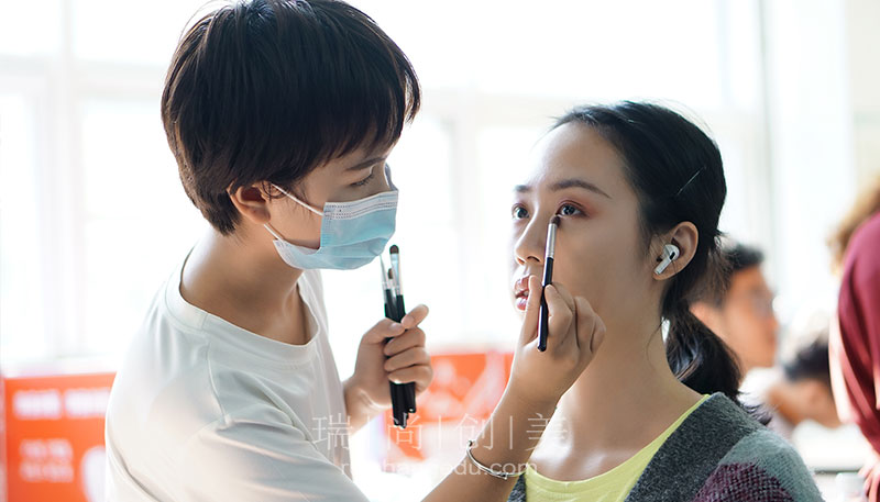 影視化妝師 怎么樣發(fā)展才能越來越好？