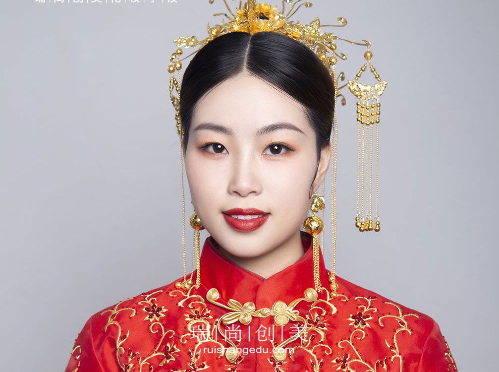 學(xué)化妝去學(xué)校還是店里合適？有哪些優(yōu)勢呢？