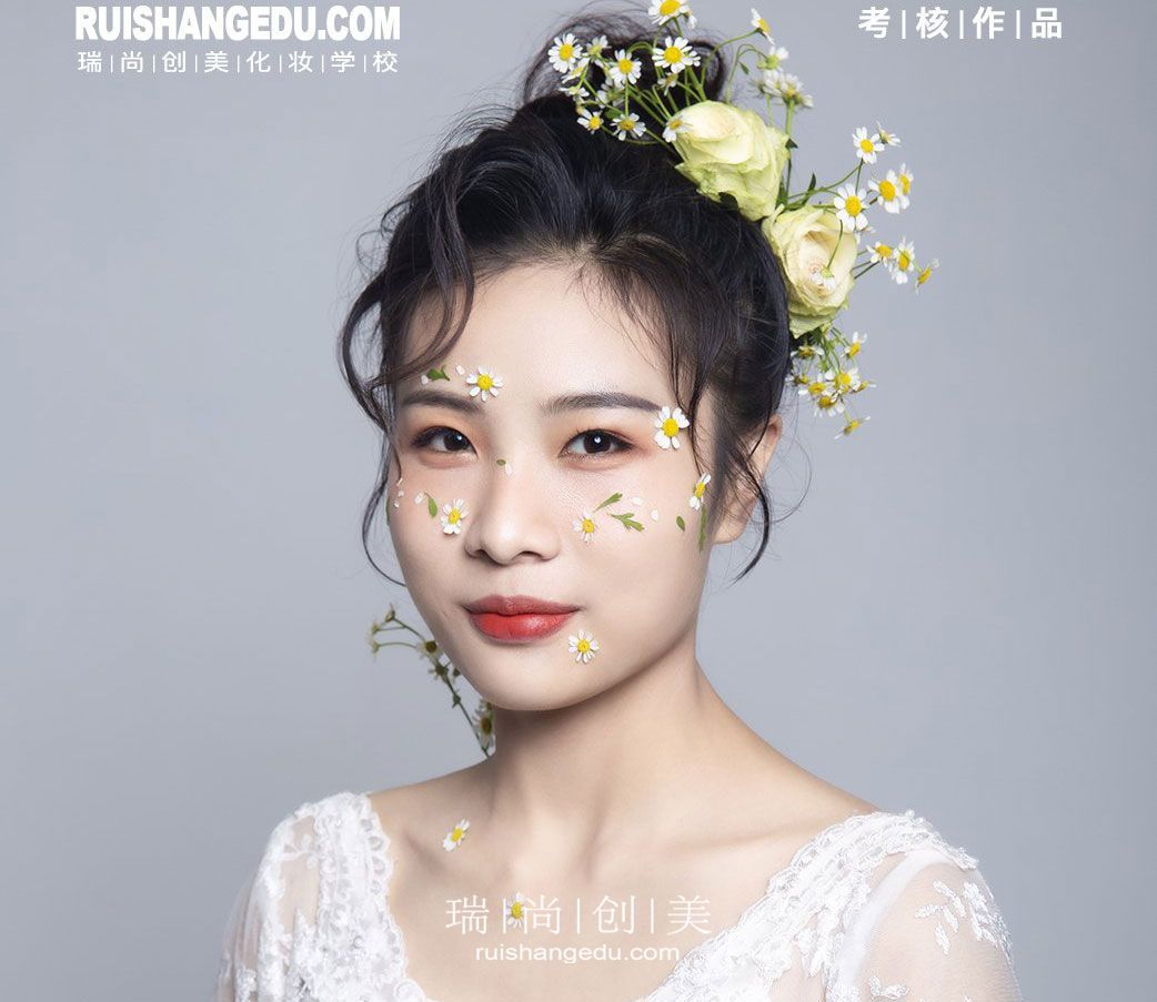 新手小白怎么樣去選擇化妝學(xué)校呢？該注意哪些方面呢?