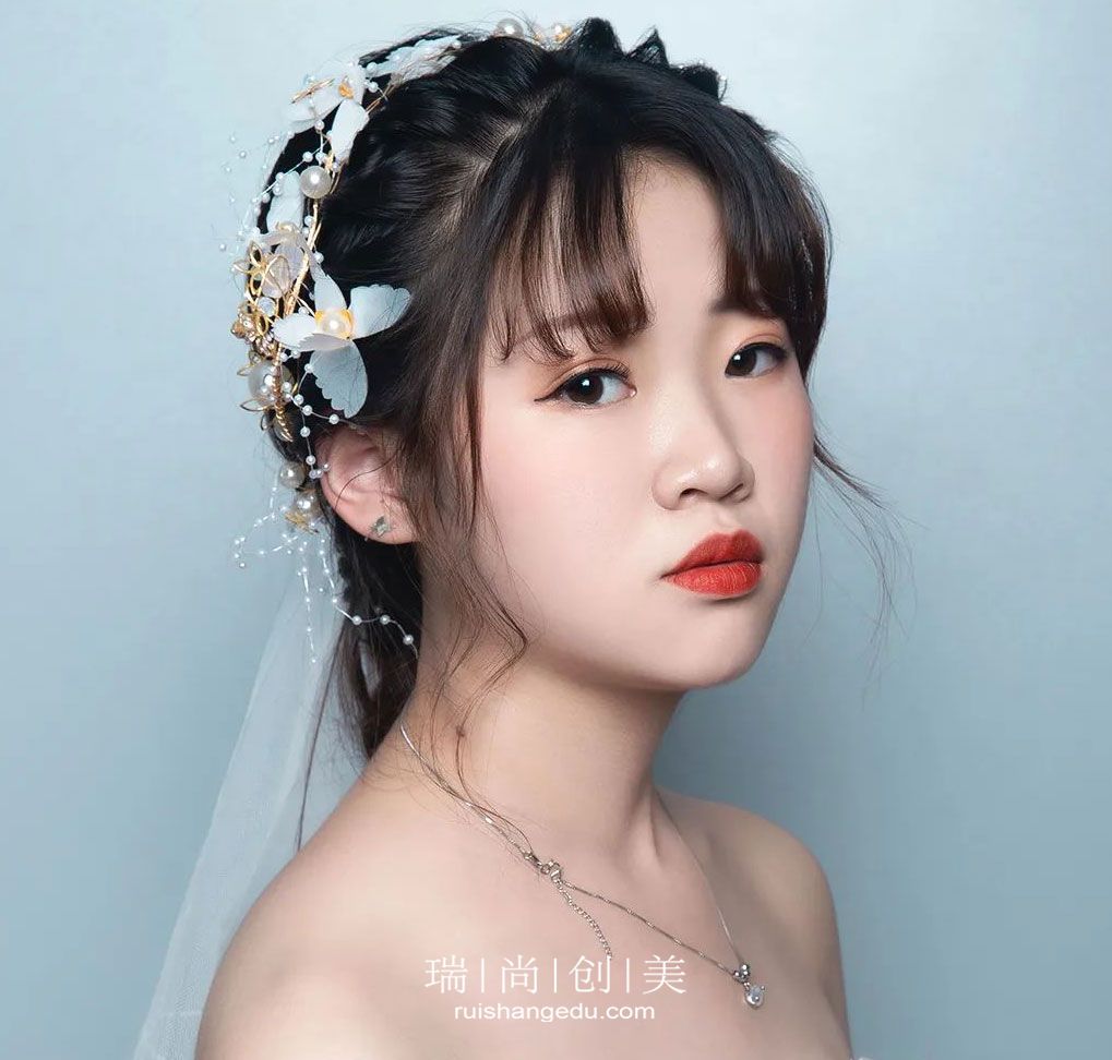 零基礎(chǔ)學(xué)化妝如何選擇課程呢？想月入過(guò)萬(wàn)應(yīng)該具備哪些條件?