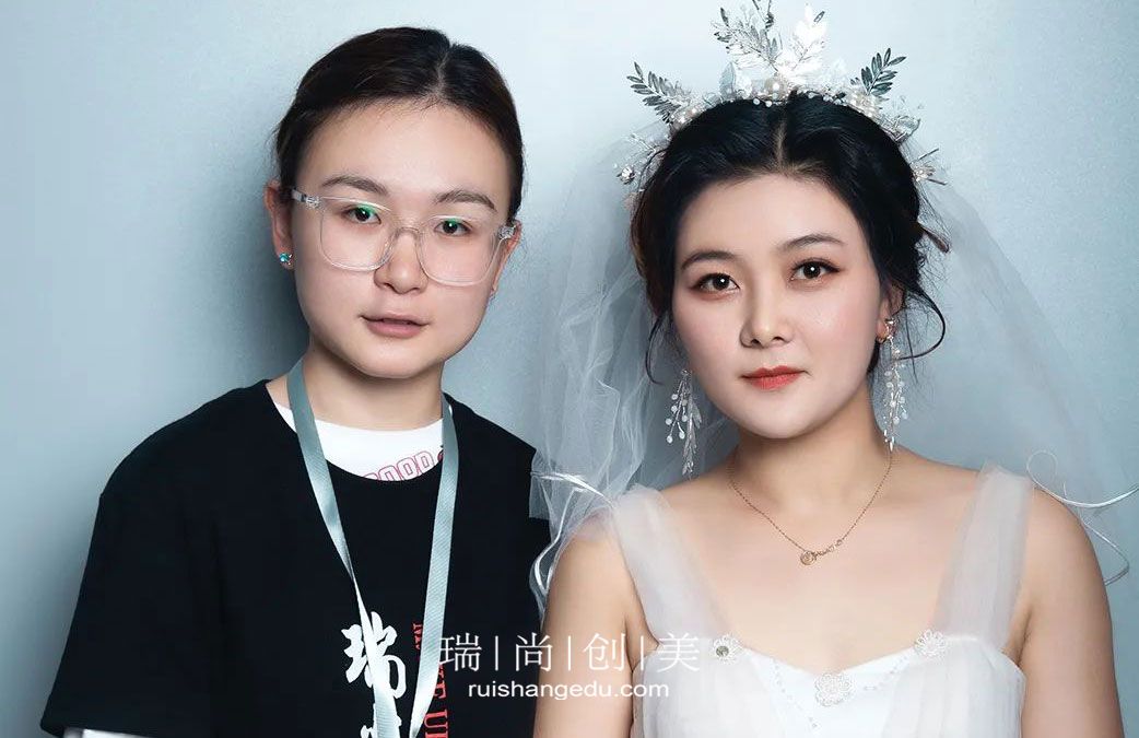 如何避開化妝培訓(xùn)學(xué)校的陷阱? 學(xué)化妝有什么好處？