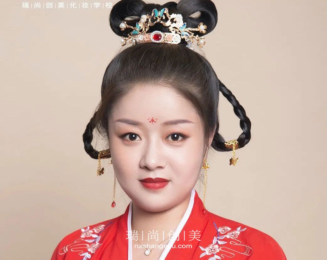 學(xué)化妝是不是很賺錢？化妝師工資介紹！