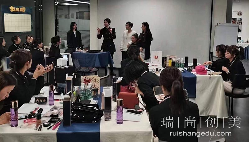 一夜之間上千人失業(yè)！學(xué)門技術(shù)才是保命法則
