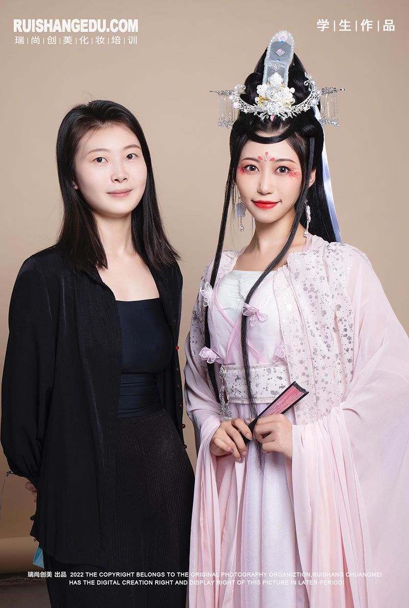 中秋賞月搭配漢服妝容，撞出新時(shí)尚！