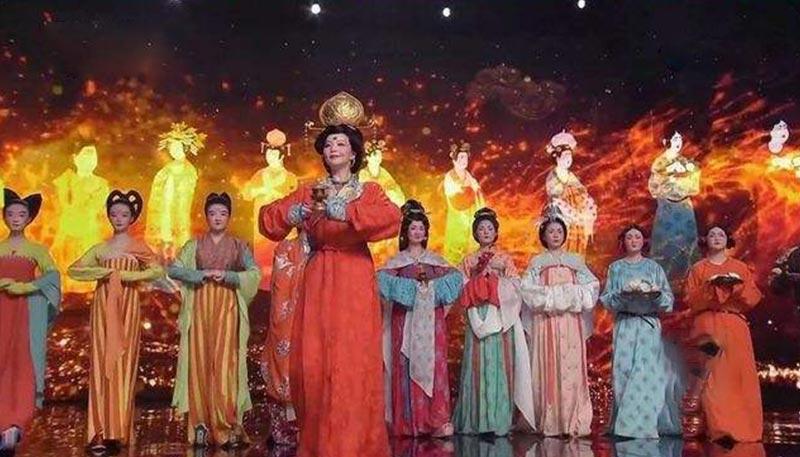 中秋賞月搭配漢服妝容，撞出新時(shí)尚！