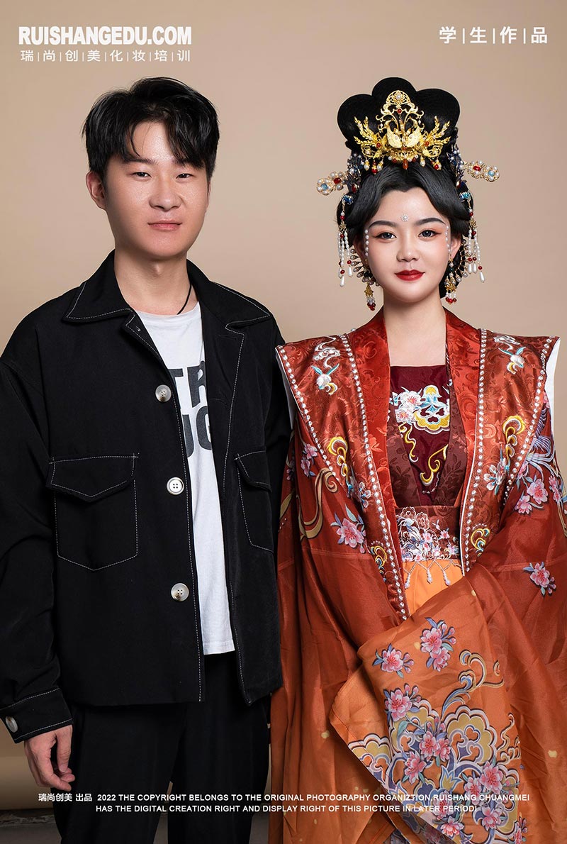 中秋賞月搭配漢服妝容，撞出新時(shí)尚！
