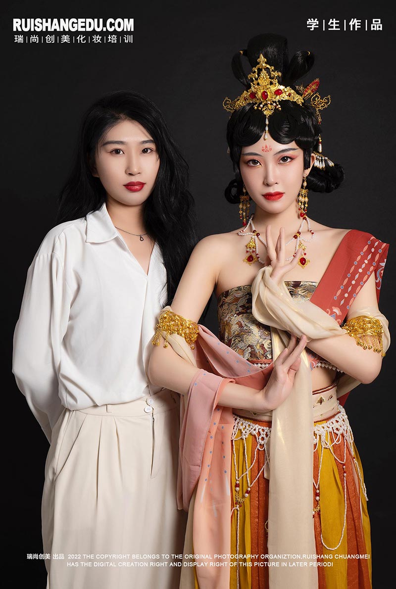 中秋賞月搭配漢服妝容，撞出新時(shí)尚！
