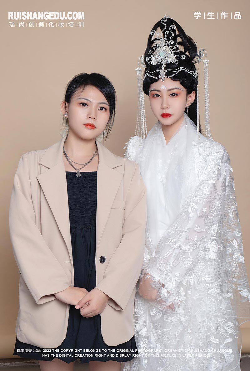 中秋賞月搭配漢服妝容，撞出新時(shí)尚！