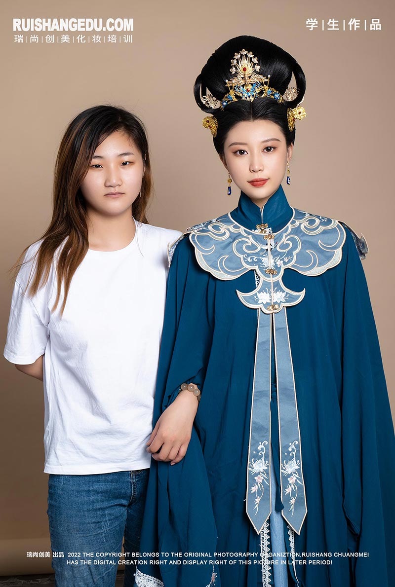 中秋賞月搭配漢服妝容，撞出新時(shí)尚！