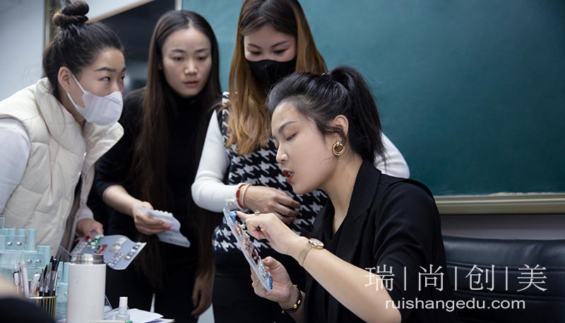 來看美甲師的真實(shí)收入，如何成為更受歡迎的美甲師？