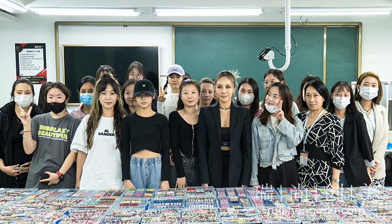 來看美甲師的真實(shí)收入，如何成為更受歡迎的美甲師？