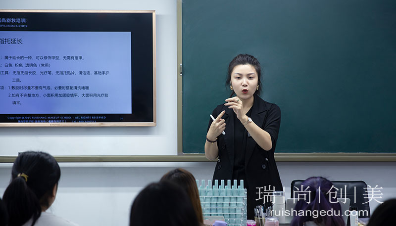 店里學(xué)美甲和培訓(xùn)學(xué)校學(xué)美甲有什么區(qū)別？