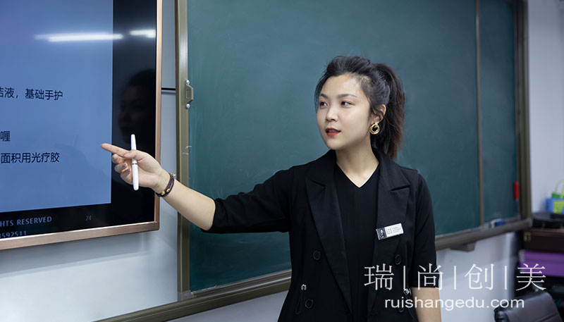 月入過萬的美甲師，是如何做到的？