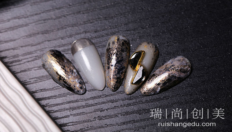 月入過萬的美甲師，是如何做到的？