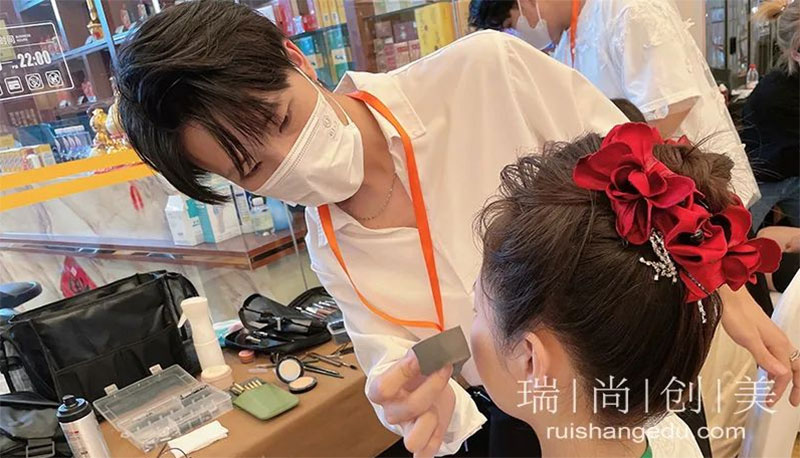 想進(jìn)劇組工作的化妝師，需要具備哪些條件？