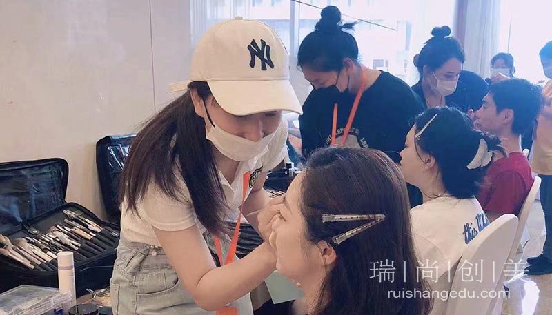 想學(xué)化妝什么年齡比較合適，有什么具體要求？