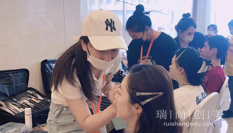 不必“擠”高中，學(xué)門技術(shù)人生同樣精彩 