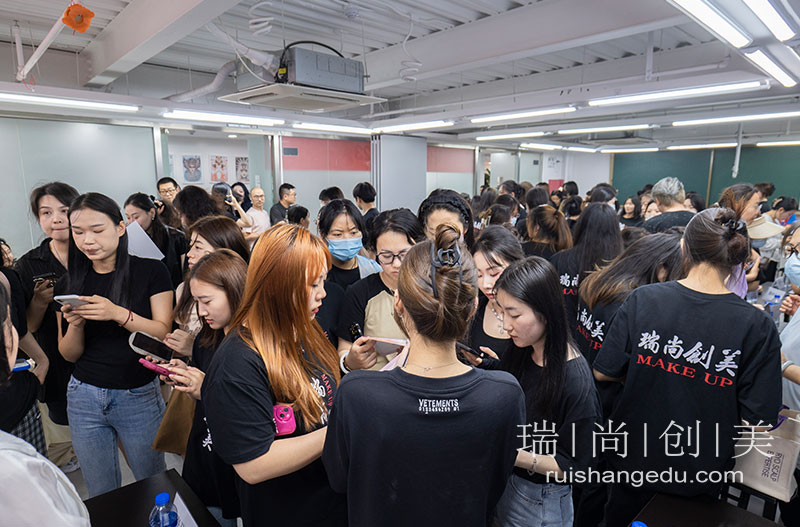 化妝技術(shù)學(xué)多久能找到工作？瑞尚創(chuàng)美為學(xué)員提供有口皆碑的品質(zhì)服務(wù)