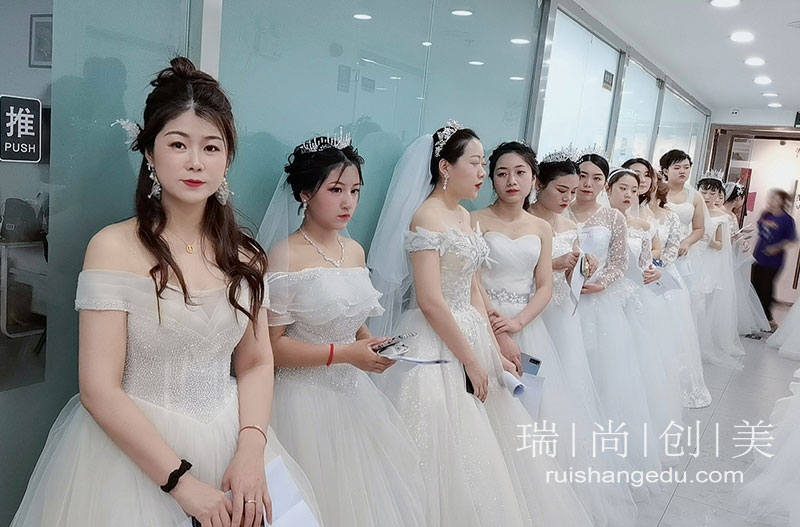學(xué)化妝有前途嗎？來(lái)瑞尚創(chuàng)美，為學(xué)員帶來(lái)滿(mǎn)滿(mǎn)幸福感、成就感、安全感！