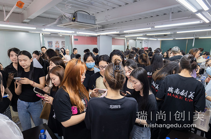 學(xué)化妝有前途嗎？來(lái)瑞尚創(chuàng)美，為學(xué)員帶來(lái)滿(mǎn)滿(mǎn)幸福感、成就感、安全感！