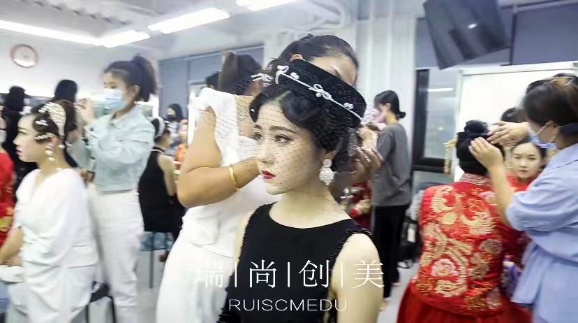 學(xué)化妝有前途嗎？來(lái)瑞尚創(chuàng)美，為學(xué)員帶來(lái)滿(mǎn)滿(mǎn)幸福感、成就感、安全感！