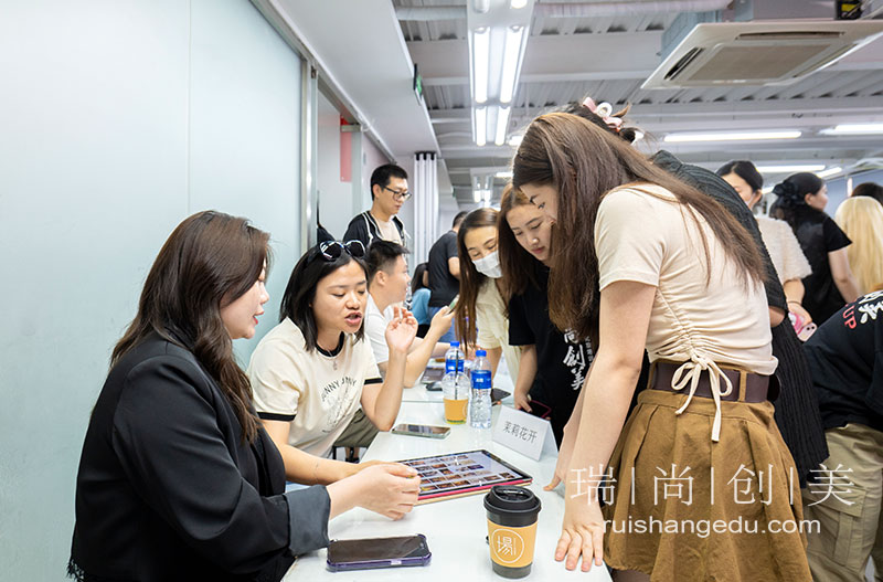 學(xué)化妝有前途嗎？來(lái)瑞尚創(chuàng)美，為學(xué)員帶來(lái)滿(mǎn)滿(mǎn)幸福感、成就感、安全感！