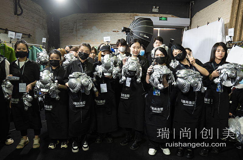自學(xué)化妝2個月果斷放棄，那些跨行學(xué)習(xí)后月入15K的人，贏在了哪個環(huán)節(jié)？