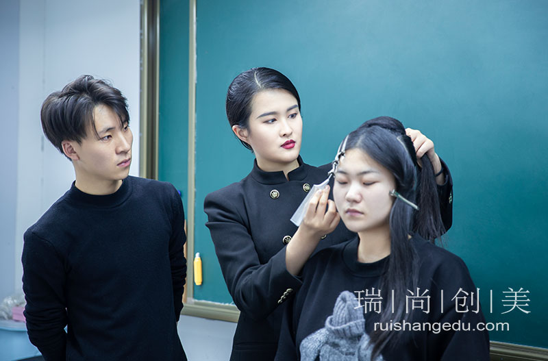 自學(xué)化妝2個(gè)月果斷放棄，那些跨行學(xué)習(xí)后月入15K的人，贏在了哪個(gè)環(huán)節(jié)？