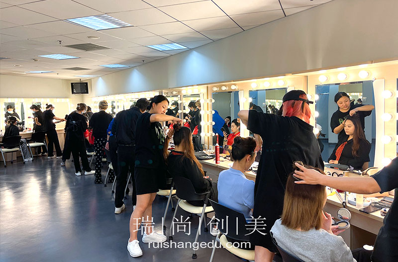 自學(xué)化妝2個(gè)月果斷放棄，那些跨行學(xué)習(xí)后月入15K的人，贏在了哪個(gè)環(huán)節(jié)？