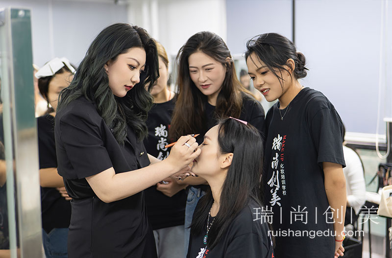 想當(dāng)化妝師需要學(xué)什么？瑞尚創(chuàng)美講師、實(shí)習(xí)老師，一概全包！