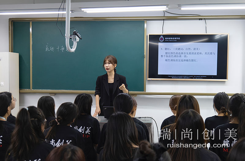 解密：化妝師一天工資能買幾個花西子？