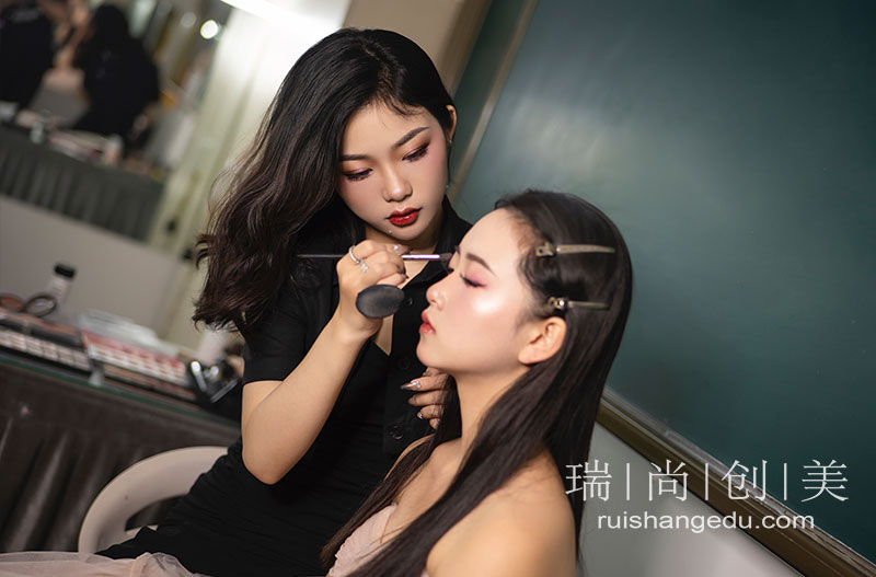 解密：化妝師一天工資能買幾個花西子？