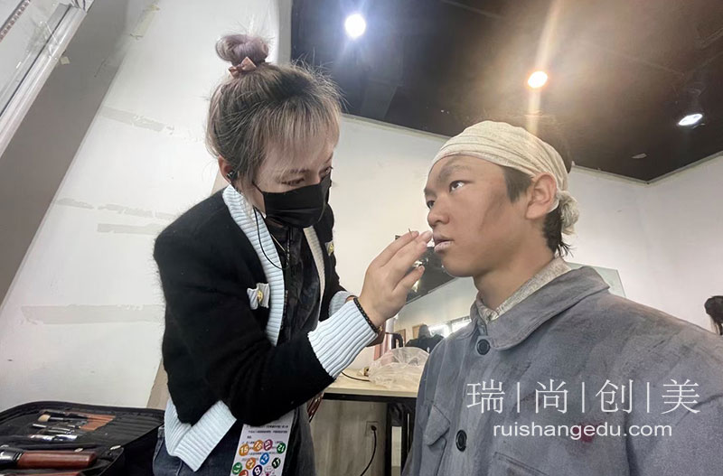 解密：化妝師一天工資能買幾個花西子？