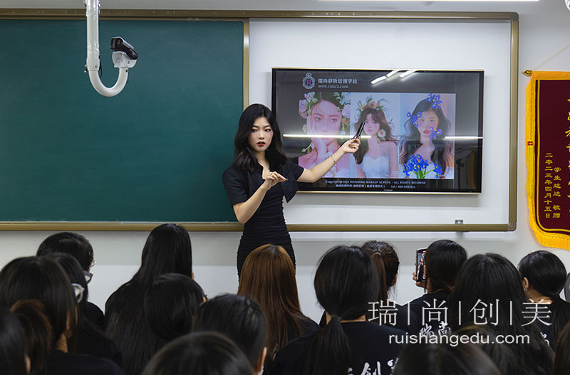 想創(chuàng)業(yè)賺錢實現(xiàn)財富自由？化妝行業(yè)更容易成功