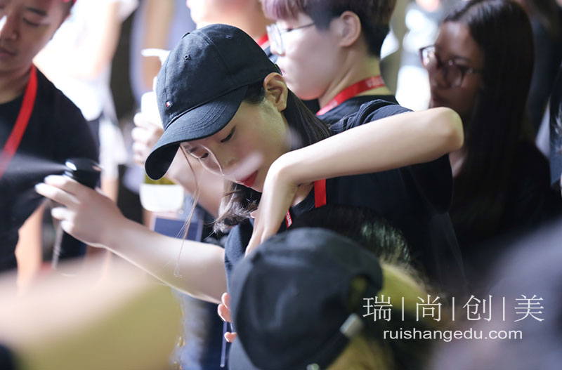 想創(chuàng)業(yè)賺錢實現(xiàn)財富自由？化妝行業(yè)更容易成功
