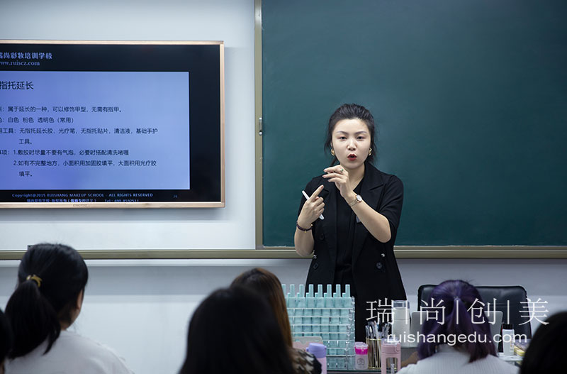 為什么新手小白學習美甲后可以快速創(chuàng)業(yè)？學習美甲需要注意哪些事情？