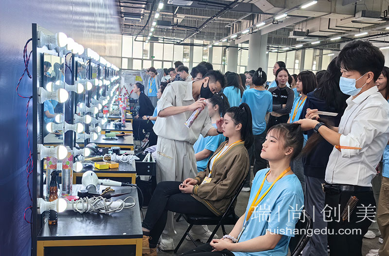 選對一所化妝培訓學校，學員能收獲到什么？