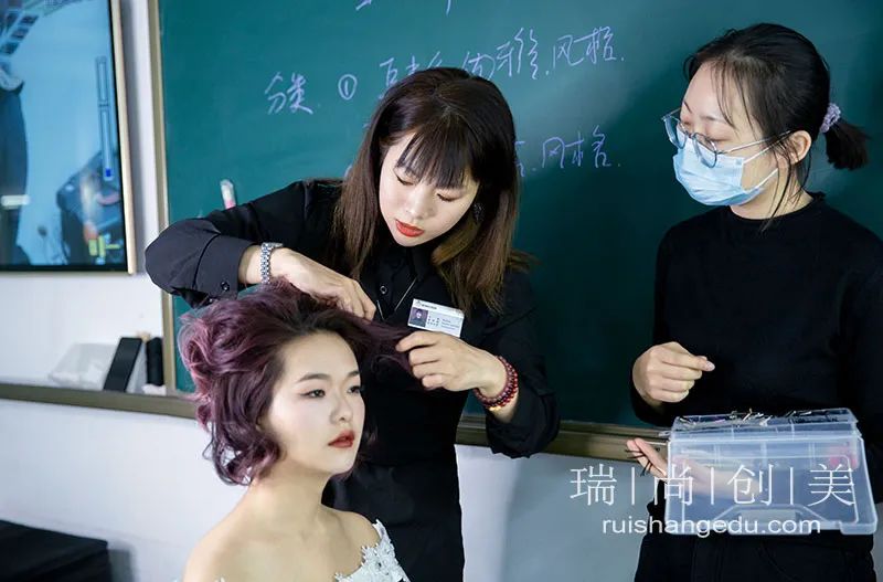 想要成為新娘跟妝師，是去化妝學(xué)校學(xué)習(xí)比較好嗎？
