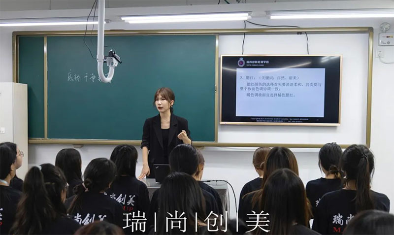 春節(jié)期間化妝學(xué)校學(xué)員日賺千元！現(xiàn)在學(xué)化妝來(lái)得及