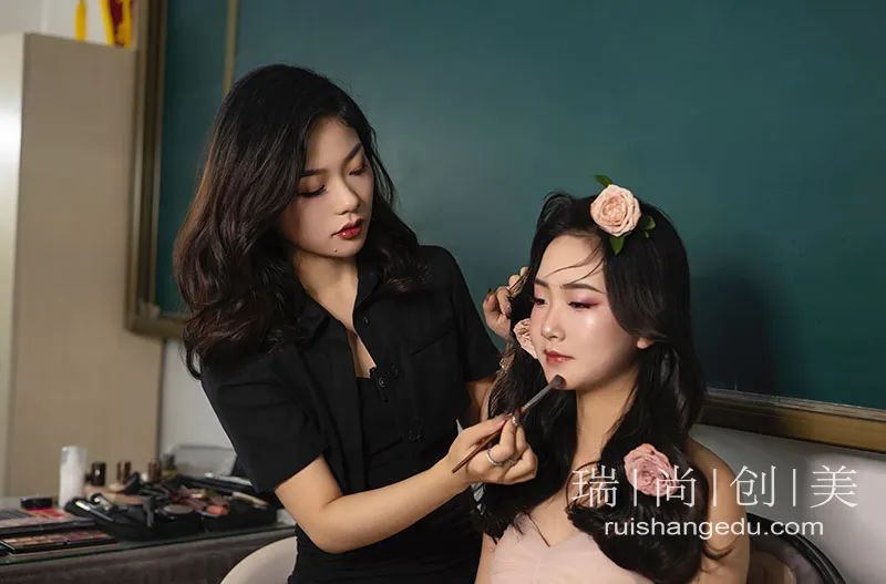 想要成為新娘跟妝師，是去化妝學(xué)校學(xué)習(xí)比較好嗎？