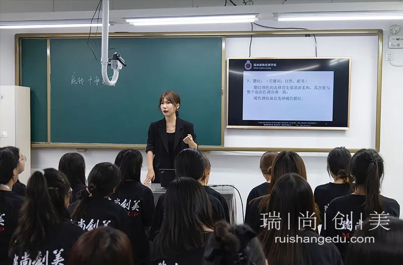 為什么自由化妝師如此賺錢？帶你探索自由職業(yè)天花板