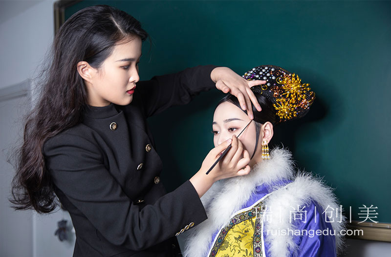 跨行學化妝，開啟美妝職業(yè)新篇章