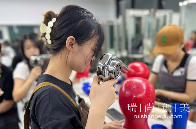 影視化妝師一定要學(xué)習特效化妝嗎？