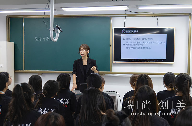 什么樣的化妝師，更受就業(yè)市場(chǎng)的歡迎？