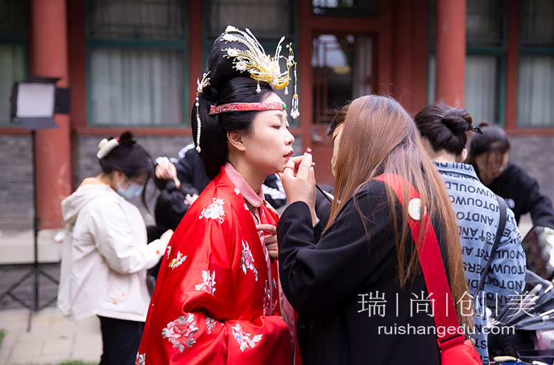 傳承中華文化-瑞尚創(chuàng)美受邀為中國(guó)傳統(tǒng)服裝設(shè)計(jì)展演做化妝造型