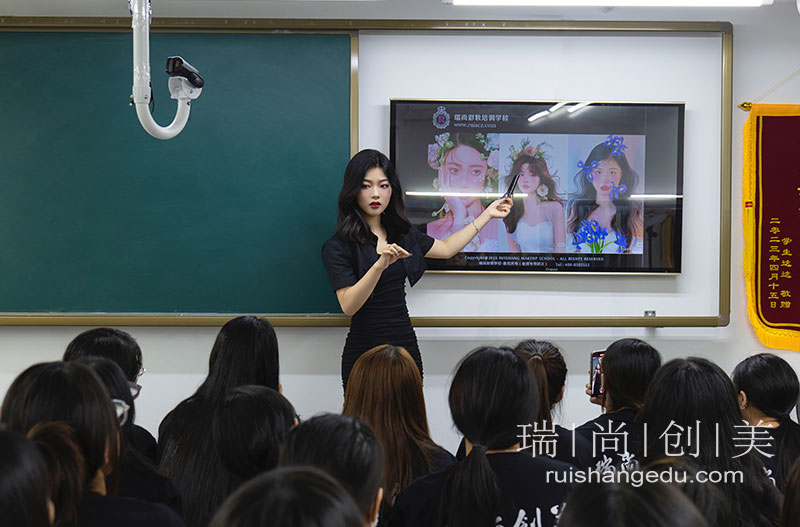 想要將來(lái)工作薪資高，應(yīng)該如何選擇化妝課程？