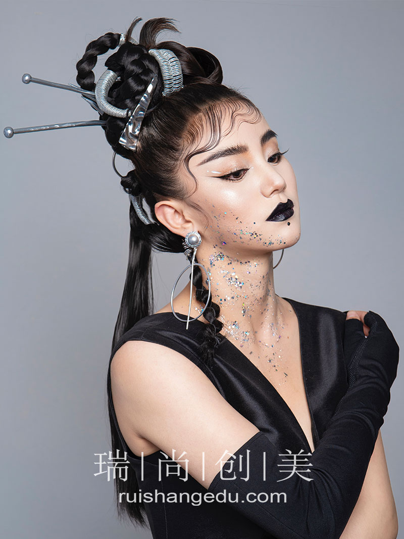 想要將來工作薪資高，應(yīng)該如何選擇化妝課程？