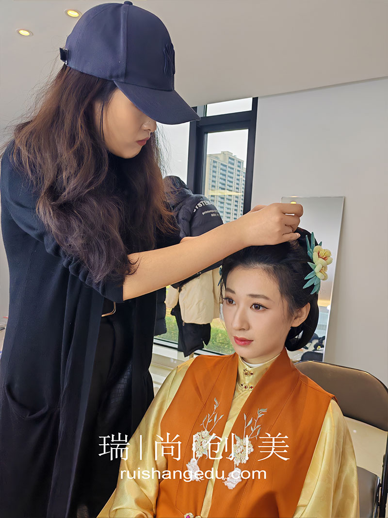 初中畢業(yè)新出路：選擇職業(yè)教育，學(xué)技術(shù)畢業(yè)起薪高待遇好